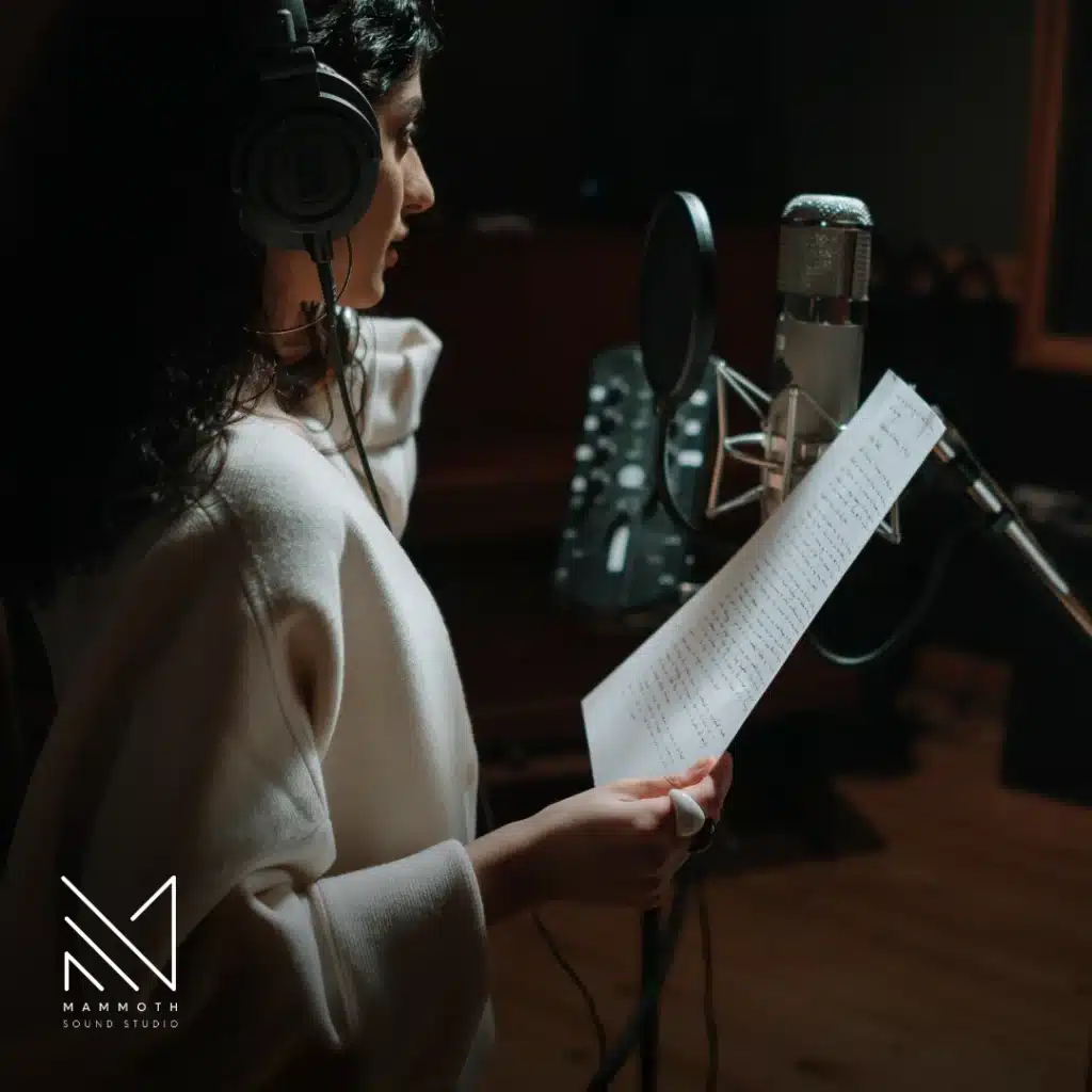 Por qué elegir a un estudio de grabación para grabar locuciones
